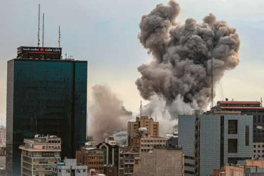 Το Ιράν διαψεύδει ότι επιδιώκει εκεχειρία: Ζημιές σε αεροδρόμιο του Ντουμπάι – Πάνω από τα $105 το brent