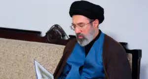 «Η δύναμη πίσω από τα ράσα» είναι το μήνυμα που στέλνει το Ιράν με τον Μοτζτάμπα Χαμενεΐ