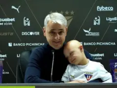 Προπονητής εμφανίστηκε στη συνέντευξη Τύπου με τον γιο του ο οποίος έχει σύνδρομο Down και συγκλόνισε όλον τον ποδοσφαιρικό κόσμο, δείτε βίντεο