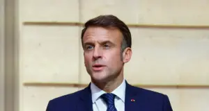 Ο Εμανουέλ Μακρόν θα μεταβεί μέσω Σούδας στο αεροπλανοφόρο Σαρλ ντε Γκωλ