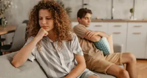 Οι δύσκολοι άνθρωποι μας γερνούν «μια ώρα αρχύτερα» – Πώς να τους βγάλουμε από τη ζωή μας