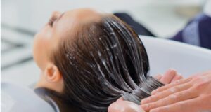 Βαφή: Το χρώμα μαλλιών που κρύβει χρόνια και μας μικραίνει