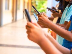 Νέο πλαίσιο για την παρουσία ανηλίκων στα social media προωθεί η Κυβέρνηση,