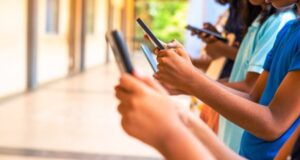 Νέο πλαίσιο για την παρουσία ανηλίκων στα social media προωθεί η Κυβέρνηση,