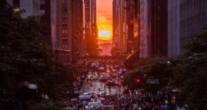 Ο ήλιος παγιδευμένος ανάμεσα στους ουρανοξύστες – Τι είναι το φαινόμενο Manhattanhenge