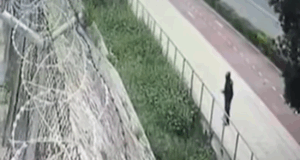 Η στιγμή που άγνωστος ρίχνει κροτίδες προς τα κατεχόμενα