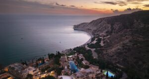 Columbia Beach Resort: Φωλιασμένο σε έναν ειδυλλιακό κόλπο υπόσχεται χαλάρωση και γαστρονομία σε απόλυτη αρμονία