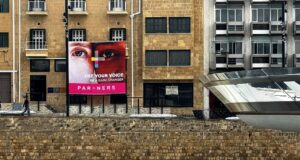 Η φωνή σου δεν είναι background noise – Η γιγαντοαφίσα στο κέντρο της Λευκωσίας που τράβηξε τα βλέμματα