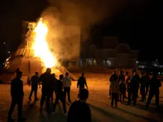 Τρέχει η Αστυνομία – «Ξηλώνει» λαμπρατζιές πριν τις ανάψουν