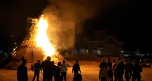 Τρέχει η Αστυνομία – «Ξηλώνει» λαμπρατζιές πριν τις ανάψουν