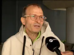 Το ελληνικό The Terminal: Άστεγος με το σκυλάκι του ζει εδώ και δυο μήνες στο αεροδρόμιο Μακεδονία