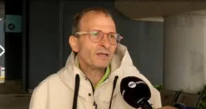 Το ελληνικό The Terminal: Άστεγος με το σκυλάκι του ζει εδώ και δυο μήνες στο αεροδρόμιο Μακεδονία