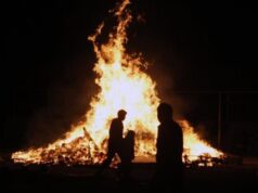 Χαμός χθες βράδυ με λαμπρατζιές και κροτίδες – Χειροπέδες σε τρεις νεαρούς