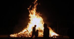 Χαμός χθες βράδυ με λαμπρατζιές και κροτίδες – Χειροπέδες σε τρεις νεαρούς