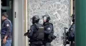 Ληστεία σε τράπεζα στη Νάπολη βγαλμένη από ταινία: Φόρεσαν μάσκες γνωστών ηθοποιών, κράτησαν όμηρους και άδειασαν θυρίδες – BINTEO