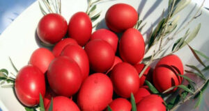 Ριζάρι: Η φυσική κόκκινη βαφή των αυγών που σχεδόν ξεχάσαμε