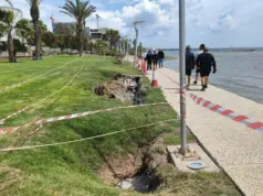 Άρχισε να “καταπίνει” χώρους ξενοδοχείων η διάβρωση στην Ορόκλινη – Πεζόδρομος έτοιμος για καταρρεύσει (εικόνες)