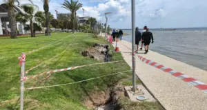 Άρχισε να “καταπίνει” χώρους ξενοδοχείων η διάβρωση στην Ορόκλινη – Πεζόδρομος έτοιμος για καταρρεύσει (εικόνες)