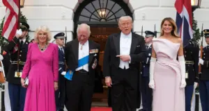 Εντυπωσιακό δείπνο του Τραμπ στον Κάρολο, με χρυσά σερβίτσια, στον Λευκό Οίκο – Έκοψε την ανάσα η εντυπωσιακή Μελάνια