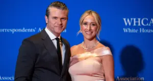 Καβγάς για το φόρεμα της συζύγου του Χέγκσεθ στο δείπνο των ανταποκριτών του Λευκού Οίκου: «Είναι από το Temu» την κατηγορούν