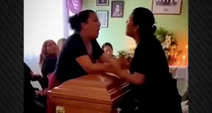 Αδιανόητος καβγάς σε κηδεία στο Μεξικό: Οι ερωμένες του νεκρού τσακώθηκαν πάνω από το φέρετρο, δείτε βίντεο