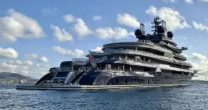 Αυτός είναι ο Ουκρανός που αγόρασε το πιο ακριβό σπίτι στον κόσμο – Στην κατοχή του και πολυτελής θαλαμηγός $500 εκ. όμοια με πλωτό resort (εικόνες)