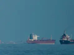 Το Ιράν ανοίγει τα Στενά του Ορμούζ για τα εμπορικά πλοία για όσο διαρκεί η εκεχειρία στον Λίβανο – Πτώση στο πετρέλαιο, κάτω από $90 το Brent