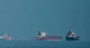 Το Ιράν ανοίγει τα Στενά του Ορμούζ για τα εμπορικά πλοία για όσο διαρκεί η εκεχειρία στον Λίβανο – Πτώση στο πετρέλαιο, κάτω από $90 το Brent