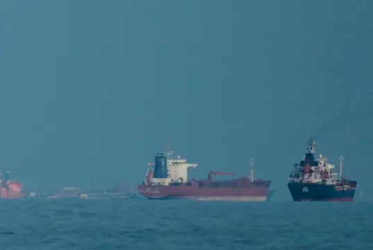 Το Ιράν ανοίγει τα Στενά του Ορμούζ για τα εμπορικά πλοία για όσο διαρκεί η εκεχειρία στον Λίβανο – Πτώση στο πετρέλαιο, κάτω από $90 το Brent