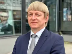 «Νόμιζα ότι ήταν εικόνα από τεχνητή νοημοσύνη»: Εσθονός πολιτικός έγινε viral για το ιδιαίτερο μαλλί του που θυμίζει… Playmobil