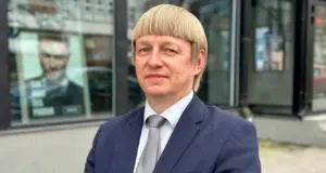 «Νόμιζα ότι ήταν εικόνα από τεχνητή νοημοσύνη»: Εσθονός πολιτικός έγινε viral για το ιδιαίτερο μαλλί του που θυμίζει… Playmobil