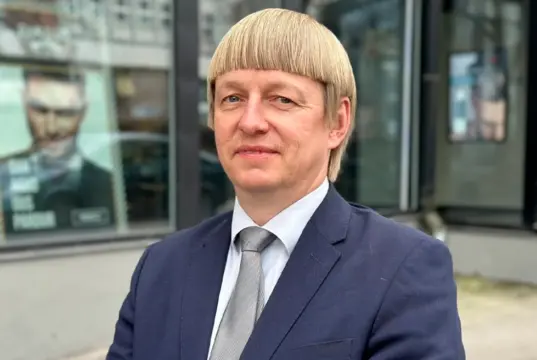 «Νόμιζα ότι ήταν εικόνα από τεχνητή νοημοσύνη»: Εσθονός πολιτικός έγινε viral για το ιδιαίτερο μαλλί του που θυμίζει… Playmobil