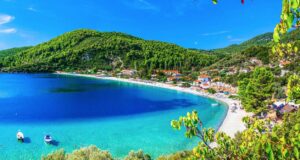 Δύο ελληνικά νησιά ανάμεσα στους προορισμούς έκπληξη για το 2026
