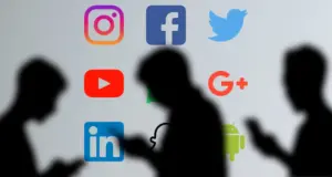 Οι πλατφόρμες κοινωνικής δικτύωσης να εμποδίσουν το ατελείωτο σκρολάρισμα, λέει ο Στάρμερ