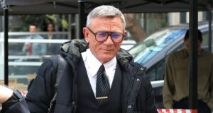 Ο Daniel Craig και η Rachel Weisz στην περιφορά επιταφίου στον Άγιο Κωνσταντίνο Γλυφάδας