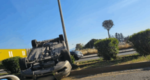 ΦΩΤΟ: Αναποδογυρίστηκε όχημα ύστερα από τροχαίο στη Λακατάμια