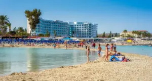 «Βουλιάζει» ασταμάτητα ο τουρισμός- Κρατική στήριξη πέραν της επιδότησης απασχόλησης ζητούν οι ξενοδόχοι