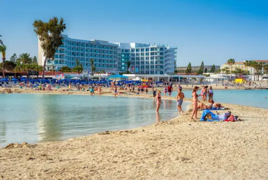 «Βουλιάζει» ασταμάτητα ο τουρισμός- Κρατική στήριξη πέραν της επιδότησης απασχόλησης ζητούν οι ξενοδόχοι