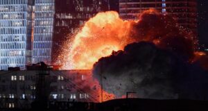Φωτιά ξανά στη Μέση Ανατολή – Οι IDF βομβάρδισαν πετροχημικό εργοστάσιο στο Ιράν – Άλμα 3,8% στο πετρέλαιο