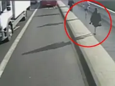 Βρήκαν τον δράστη επίθεσης που σόκαρε το Λονδίνο πριν από 9 χρόνια – Εκατομμυριούχος ο δρομέας που έσπρωξε γυναίκα σε λεωφορείο