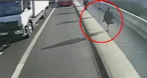Βρήκαν τον δράστη επίθεσης που σόκαρε το Λονδίνο πριν από 9 χρόνια – Εκατομμυριούχος ο δρομέας που έσπρωξε γυναίκα σε λεωφορείο
