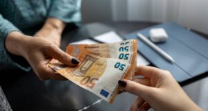 Οι τράπεζες έκλεισαν 370 καταστήματα και μείωσαν το προσωπικό τους κατά 4.634 εργαζομένους σε μία δεκαετία