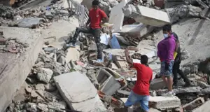 50.000 άνθρωποι αγνοούνται στη Βενεζουέλα: Σπαρακτικές εικόνες, μητέρες ψάχνουν με γυμνά χέρια στα ερείπια τα παιδιά τους