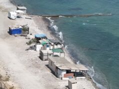«Σκούπα» Αστυνομίας για απομάκρυνση τροχόσπιτων από παραλία της Λάρνακας