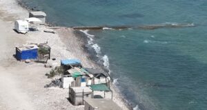 «Σκούπα» Αστυνομίας για απομάκρυνση τροχόσπιτων από παραλία της Λάρνακας