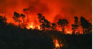 Δεν έχει σταματημό η πύρινη κόλαση σε Γαλλία και Ισπανία – Πάνω από 375.000 οι εκτοπισμένοι