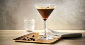 Espresso Martini: Πώς ένα κοκτέιλ με καφέ βρέθηκε ξανά στην κορυφή