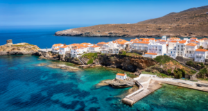 Η Άνδρος ανάμεσα στα καλύτερα ευρωπαϊκά νησιά σύμφωνα με το Generation Voyage: Kρυστάλλινα νερά, παραδοσιακά χωριά