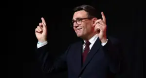 Αλλάζει σελίδα σήμερα η Βρετανία: Πώς ο Άντι Μπέρναμ αναλαμβάνει πρωθυπουργός μετά τον Στάρμερ χωρίς εκλογές