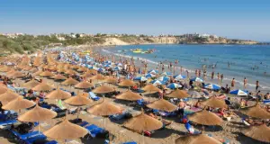 Το κύμα «τρώει» το Coral Bay στην Πάφο – Εκτός παραλίας περίπου 500 κρεβατάκια